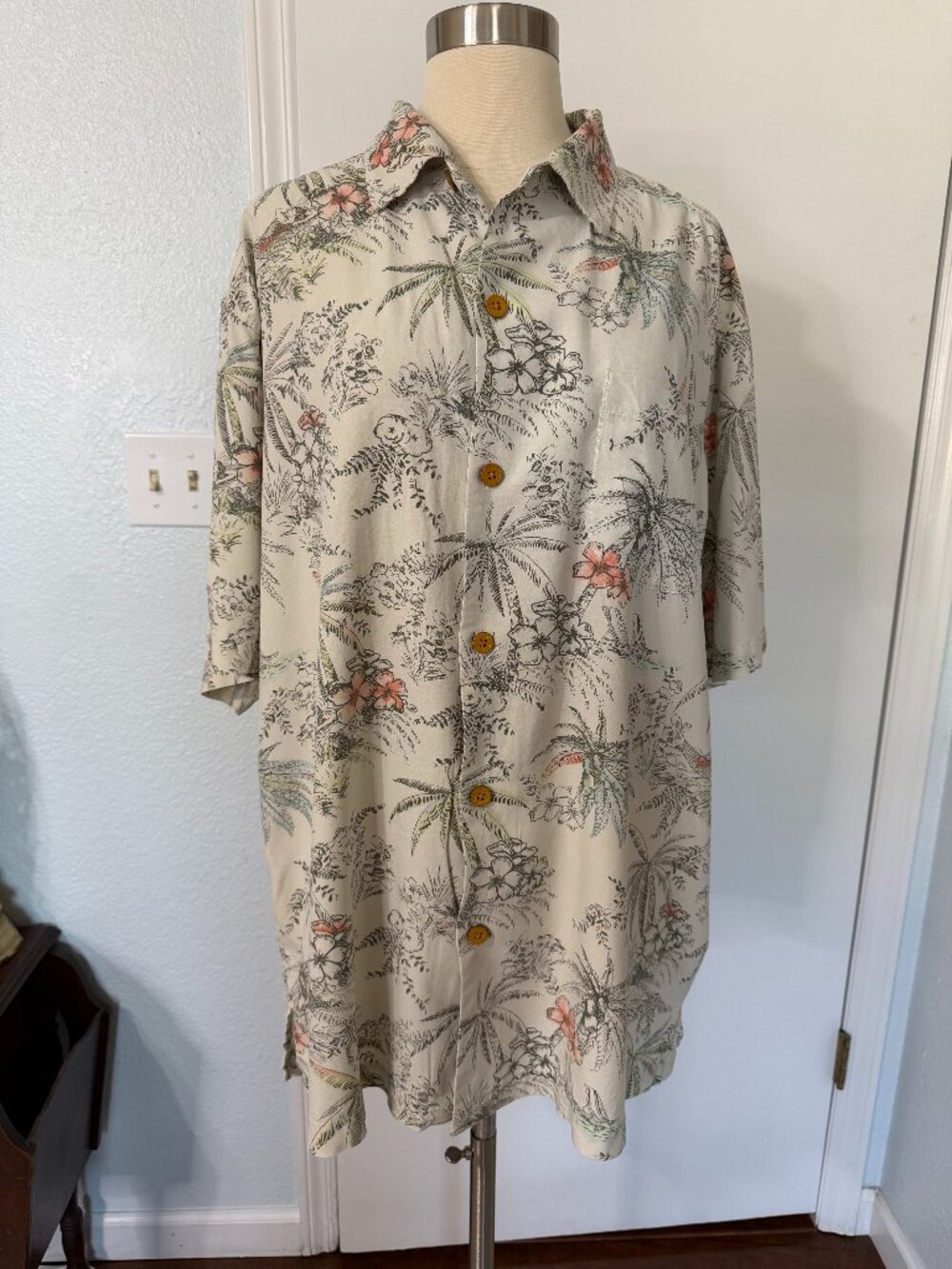 Tommy Bahama 100% Silk Hawaiian Shirt XL Original Fit Beige Floral Tropical Camp